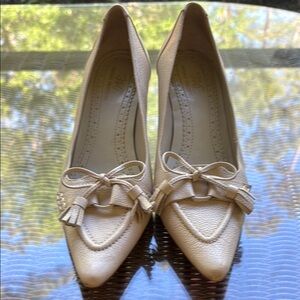 Brooks Brothers Cream Heels with Decorative Bow